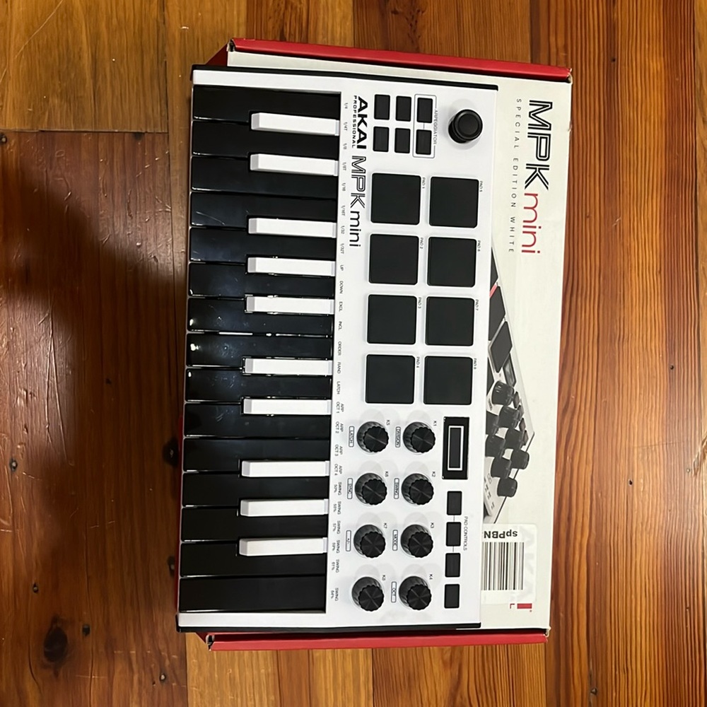 MPK mini special edition white. Compact keyboard and pad controller